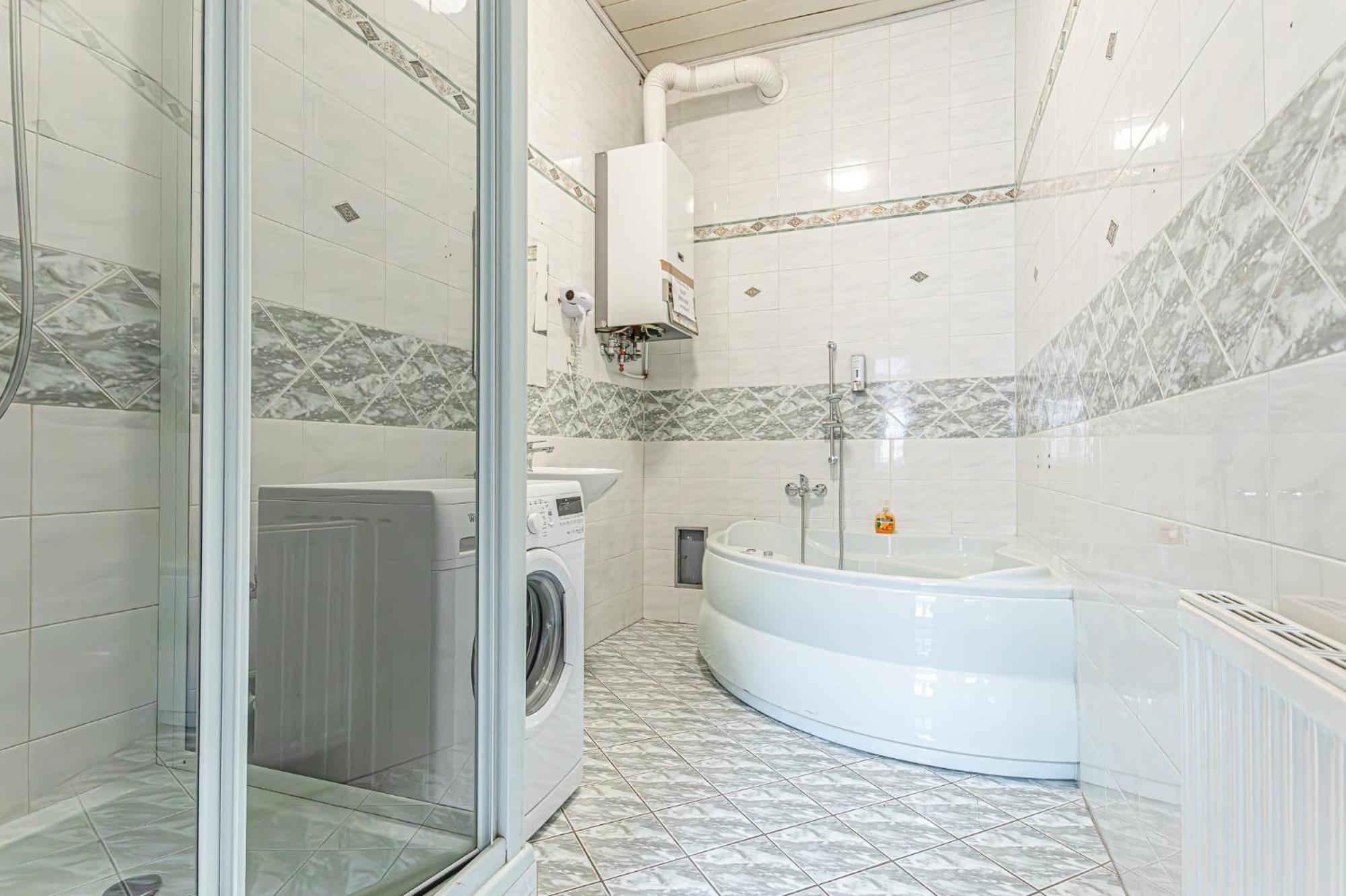 Stylish 2br Retreat Steps From Akh & Volksoper Apartment