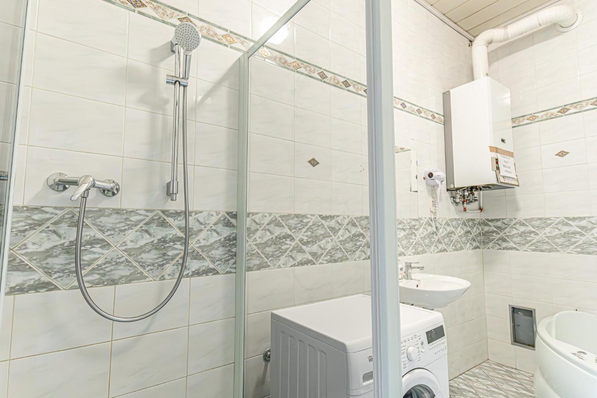 Stylish 2br Retreat Steps From Akh & Volksoper * Vienna