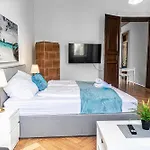 Stylish 2Br Retreat Steps From Akh & Volksoper