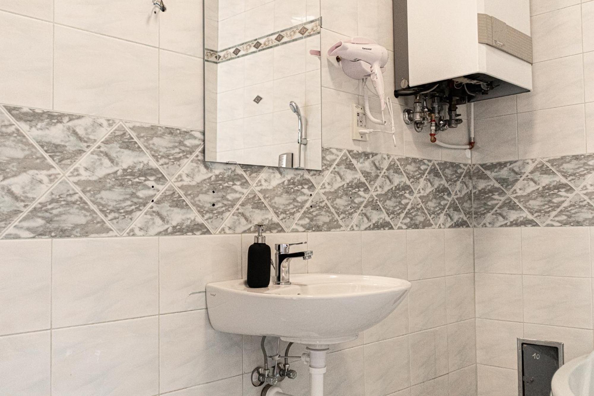 Stylish 2br Retreat Steps From Akh & Volksoper *