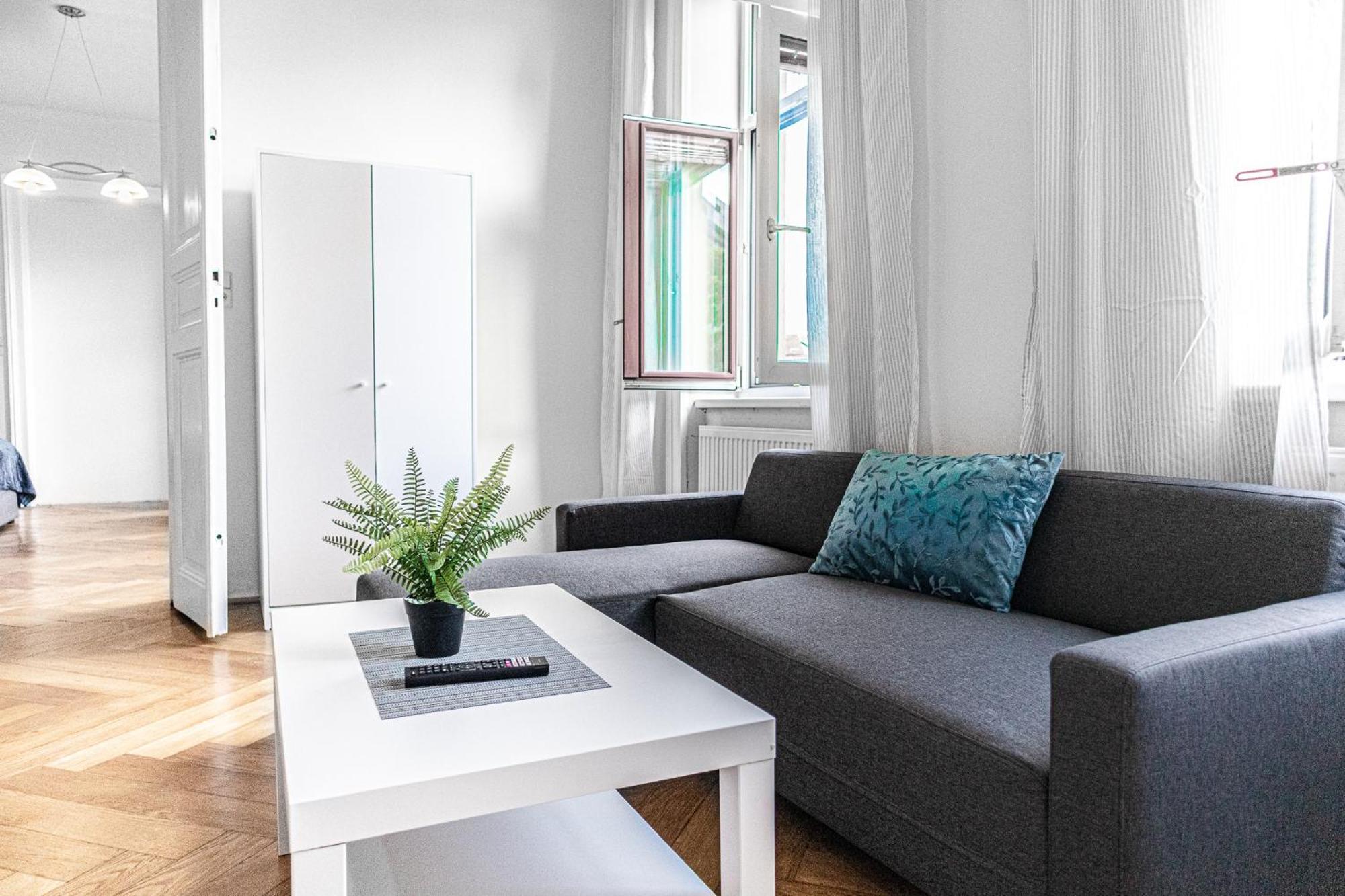 Stylish 2br Retreat Steps From Akh & Volksoper *