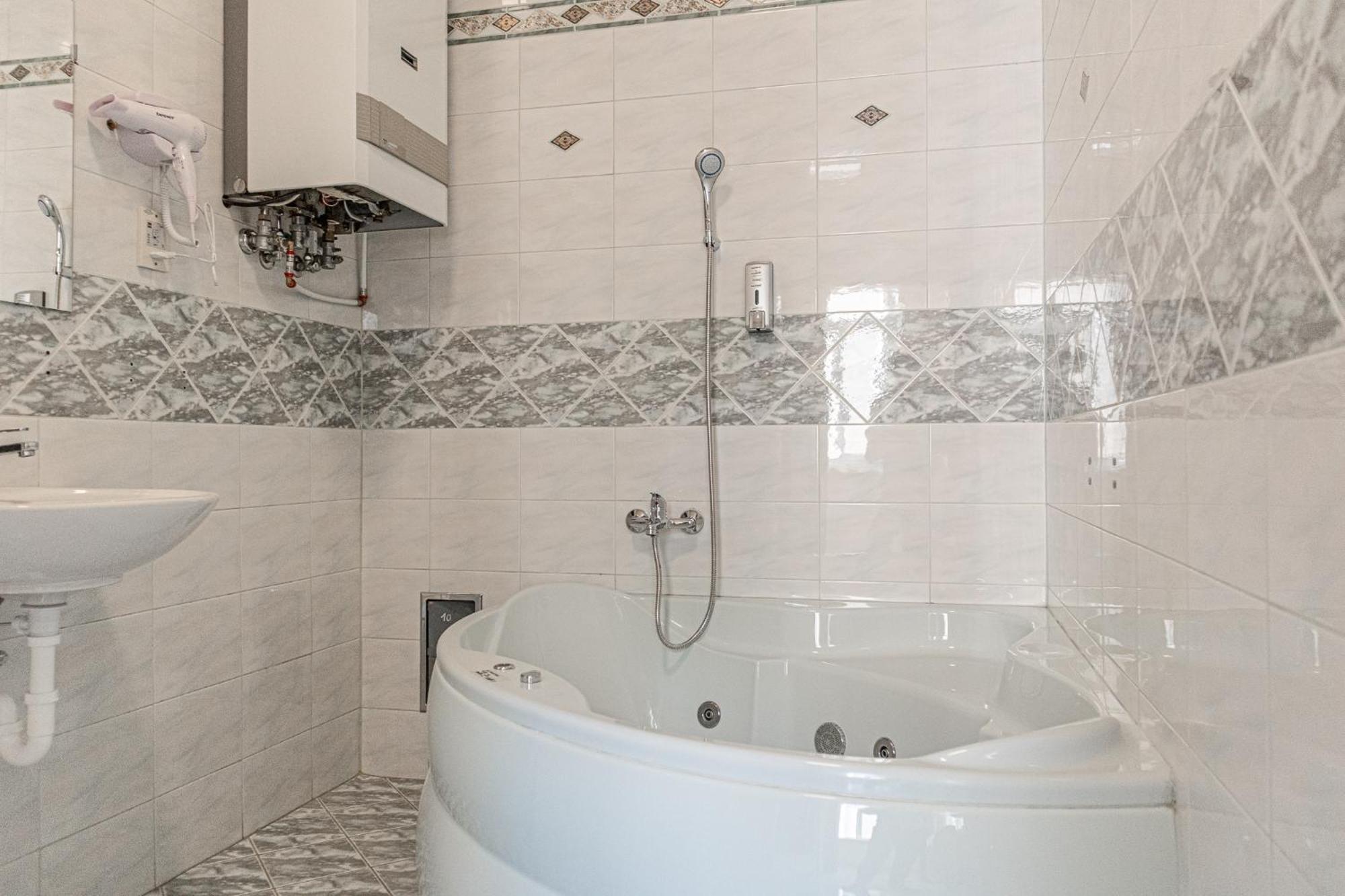 Stylish 2br Retreat Steps From Akh & Volksoper Appartamento Vienna