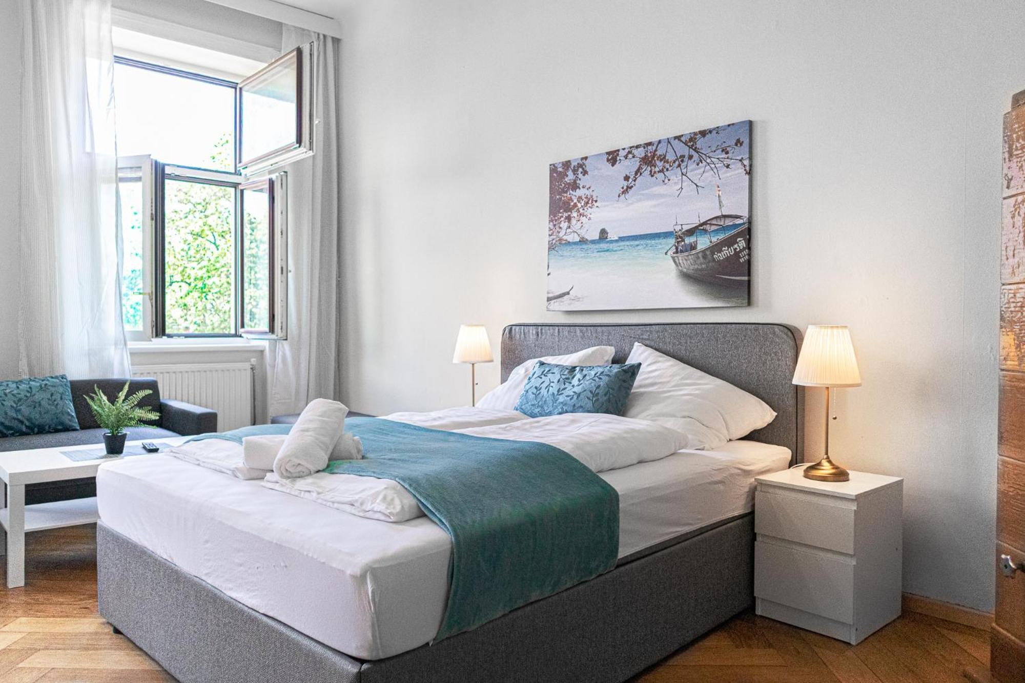 Stylish 2br Retreat Steps From Akh & Volksoper Appartamento Vienna