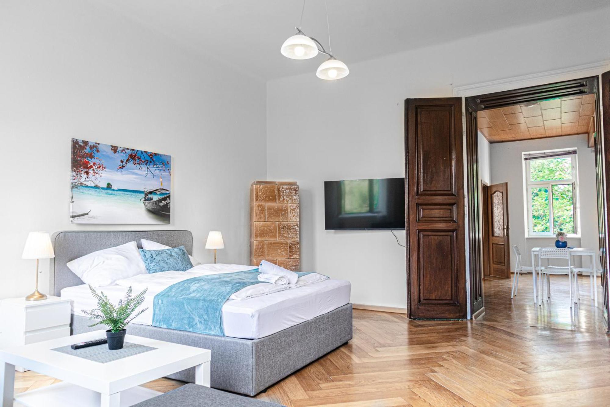Stylish 2br Retreat Steps From Akh & Volksoper Appartamento