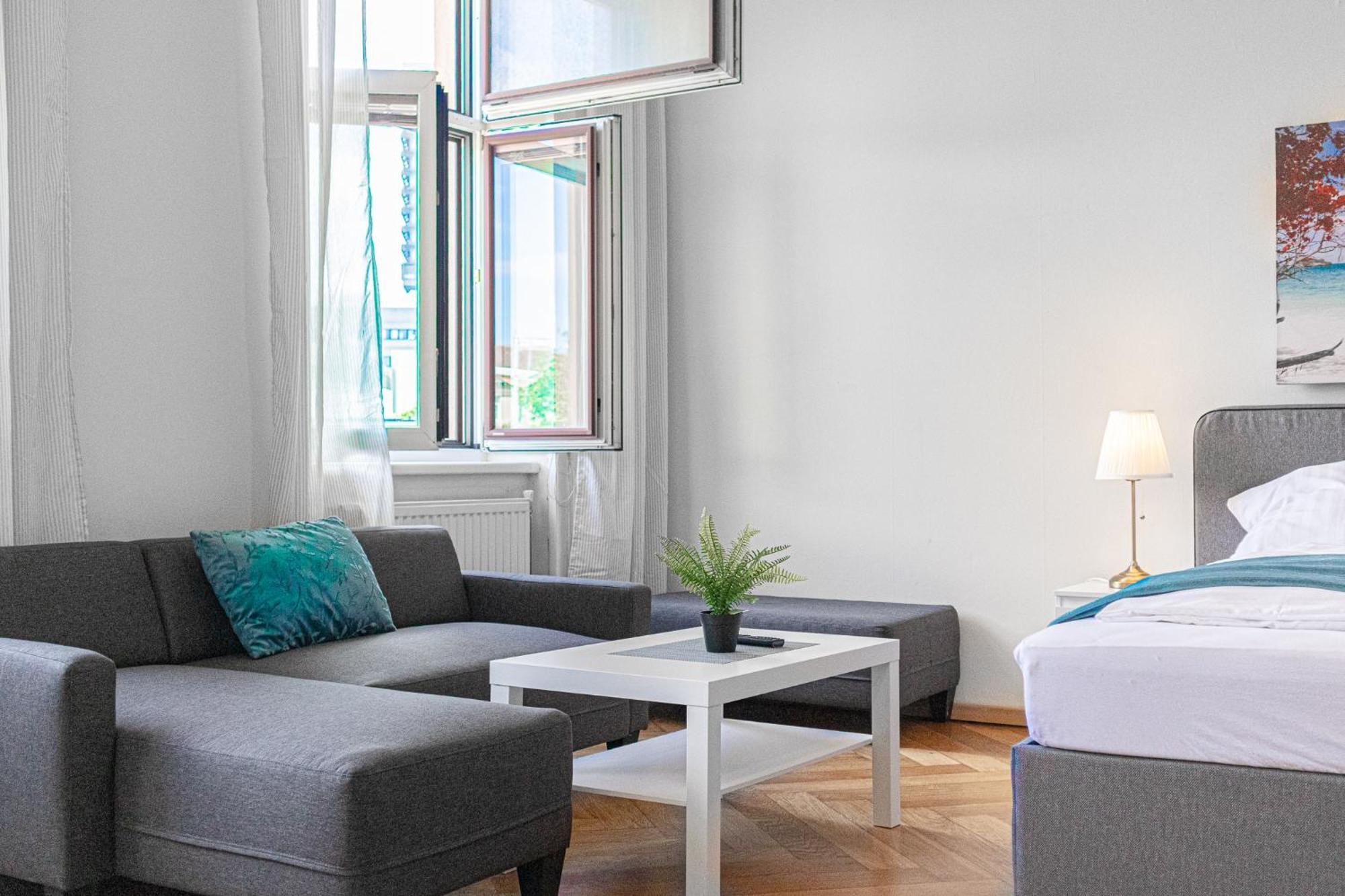 Stylish 2br Retreat Steps From Akh & Volksoper Appartamento *