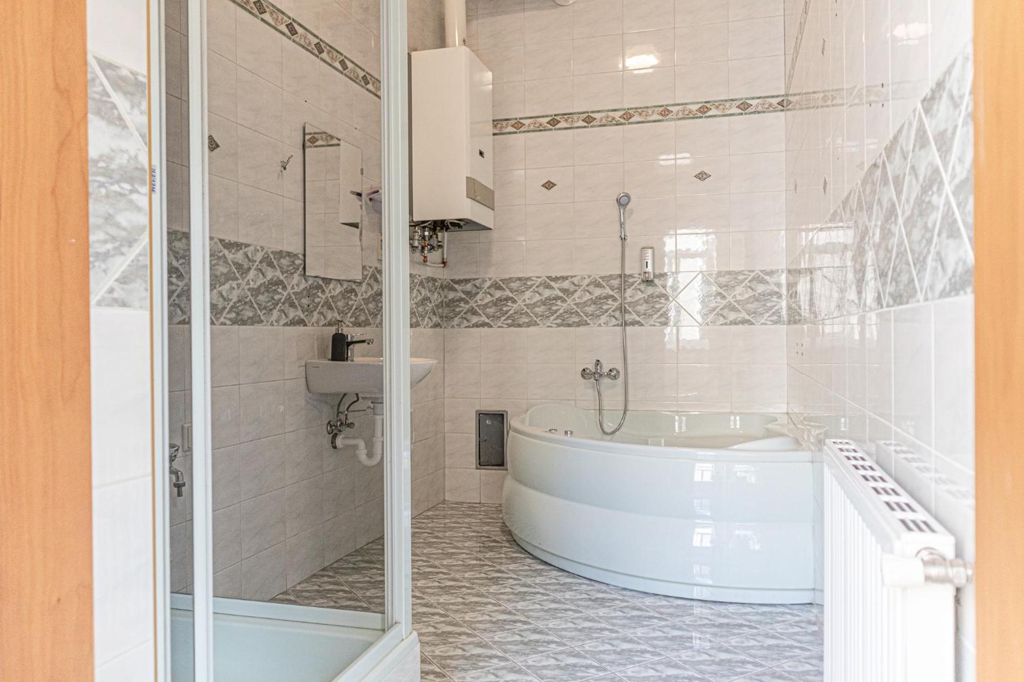 Stylish 2br Retreat Steps From Akh & Volksoper Appartamento